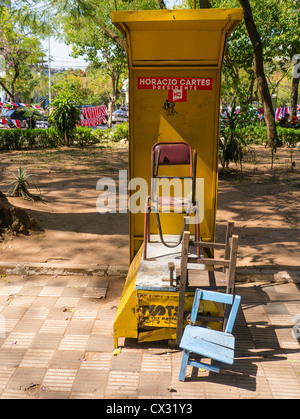 Ein Schuh-Glanz-Stand ist unbesetzt, vor Beginn des Geschäfts in einer Plaza in Asunción, Paraguay. Stockfoto