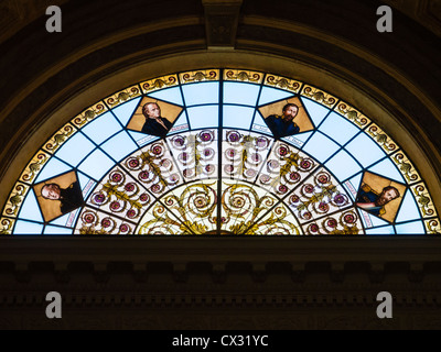 Glasmalerei-Fenster mit Bildern von vier Helden des Landes im Pantheon Gebäude in Asunción, Paraguay. Stockfoto