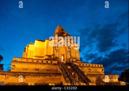 Wat Chedi Luang Chiang Mai Thailand, Nachtansicht. Stockfoto