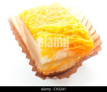 Goldene Ei Eigelb Thread Butterkuchen Thai Dessert isoliert auf weißem Hintergrund Stockfoto