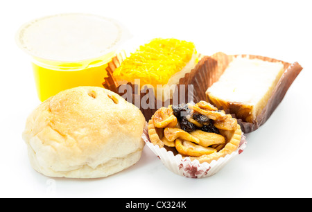 Bäckerei-Dessert mit Orangensaft auf weißen Hintergrund isoliert Stockfoto