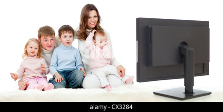 glückliche Familie auf Boden sitzen und Fernsehen oder Monitor mit großem Interesse Stockfoto