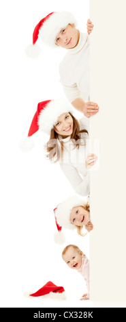 Happy Family im Weihnachten Santas Hüte halten große Banner für Ihre Werbung, isoliert auf weiss Stockfoto