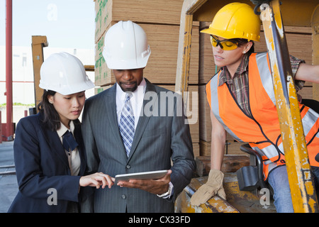 Ingenieure und industrielle Arbeitnehmerin Blick auf Tablet-PC Stockfoto