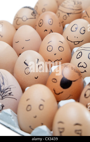 Anthropomorphe braunen Eiern in Karton vor weißem Hintergrund angeordnet Stockfoto