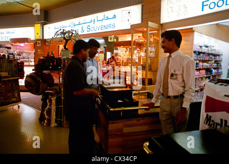 Zum internationalen Flughafen Abu Dhabi VAE Duty Free Shop Stockfoto