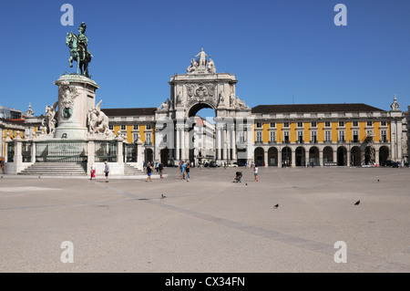 Dom Jose 1 (König Joao 1) Statue und ein Vitoria Torbogen Arco, Praça Comercio, Lissabon, Portugal Stockfoto