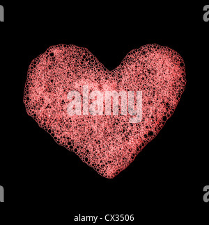Herzform, hergestellt aus Schaumstoff isoliert auf schwarz Stockfoto