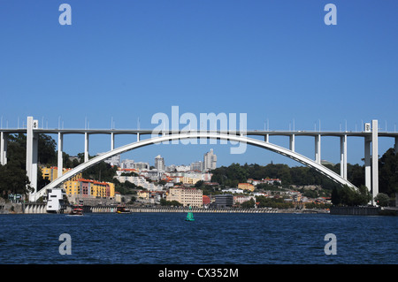 Ponte da Arrabida, einer von mehreren Brücken die überspannen den Fluss Douro, Porto, Portugal Stockfoto