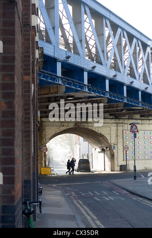 Blau lackierten Eisenbrücke mit Bogen über Road, London SE1 Stockfoto