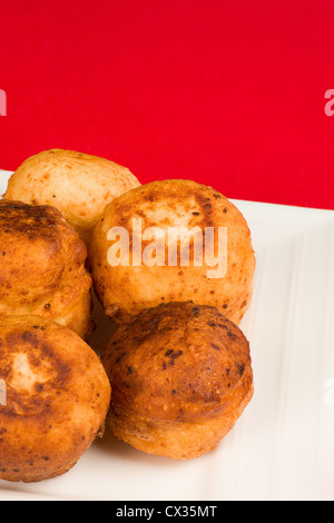 Käse gefüllt tiefere gebratene Brötchen, eine kolumbianische klassische Weihnachten Stockfoto