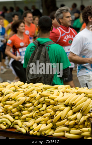 Tabelle der Bananen und Läufer: Royal parks Halbmarathon, London Stockfoto