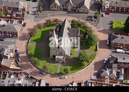 Luftaufnahme von einer Kirche in einem Kreisverkehr auf einer Wohnsiedlung in Oldham Stockfoto