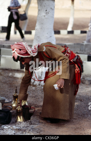 Wadi Rum Beduinen in Jordanien Patrol Guard arabischen Kaffee gießen Stockfoto