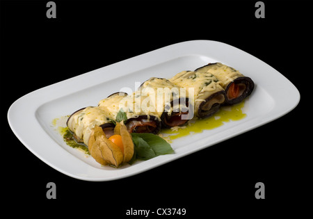 Gekochte Aubergine rollt auf Platte isoliert auf schwarz Stockfoto