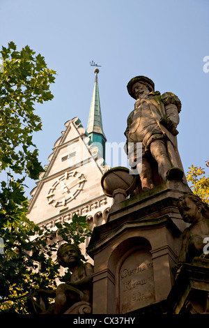 Gerhard Mercator-Brunnen-Brunnen und dem Rathaus Turm in Duisburg, Nordrhein-Westfalen, Deutschland, Europa Stockfoto