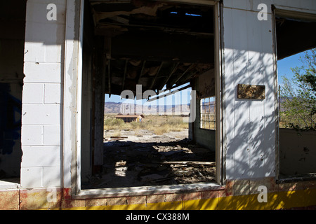 Blick durch die Fenster einer bröckelnden Whiting Brothers-Tankstelle auf der Route 66 in New Mexiko Stockfoto