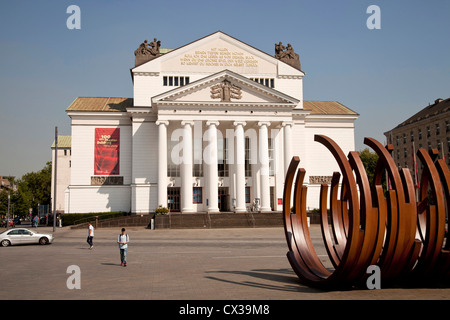 Skulptur von 5 x 5 Bögen des Künstlers Bernar Venet und das Stadttheater in Duisburg, Nordrhein-Westfalen, Deutschland, Europa Stockfoto
