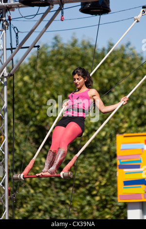 MISSCHEIF aka Tiziana Prota verbrannt, Punker Proben außerhalb des Nationaltheaters für die Thames Festival, London 2012 Stockfoto