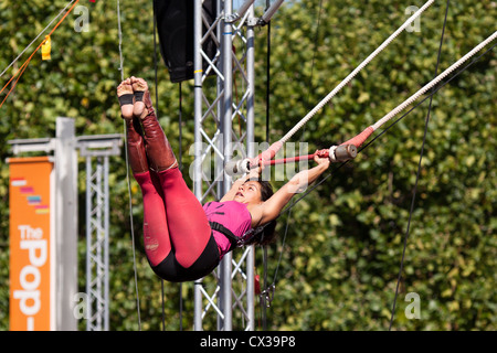 MISSCHEIF aka Tiziana Prota verbrannt, Punker Proben außerhalb des Nationaltheaters für die Thames Festival, London 2012 Stockfoto