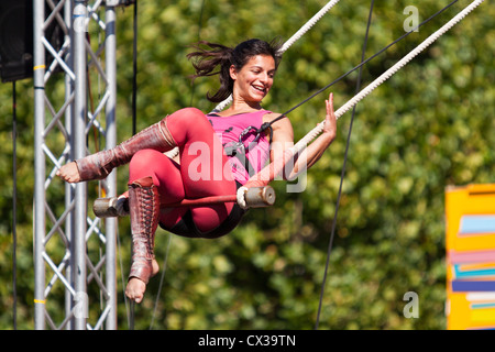 MISSCHEIF aka Tiziana Prota verbrannt, Punker Proben außerhalb des Nationaltheaters für die Thames Festival, London 2012 Stockfoto