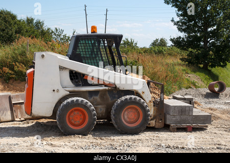 kleine Bagger Bobcat auf Baustelle Stockfoto