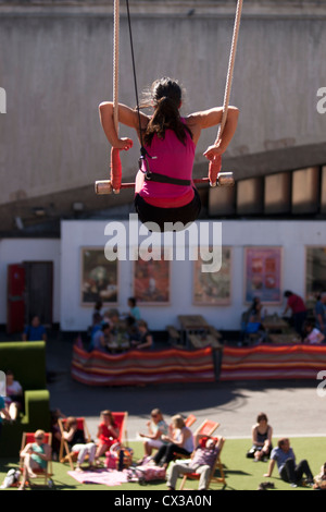 MISSCHEIF aka Tiziana Prota verbrannt, Punker Proben außerhalb des Nationaltheaters für die Thames Festival, London 2012 Stockfoto