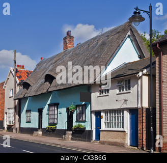 Straße im Dorf Ixworth, Suffolk, England Stockfoto