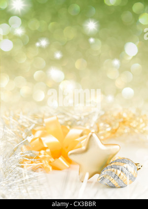 Gold und Silber Weihnachtskugeln auf Hintergrund von defokussierten goldenen Lichter Stockfoto