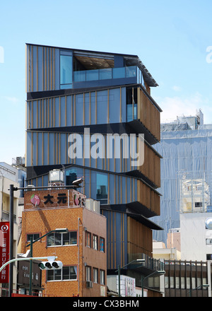 Asakusa Infomation Tourismuszentrum, Tokio, Japan. Architekt: Kengo Kuma, 2012. Turm gedreht. Stockfoto