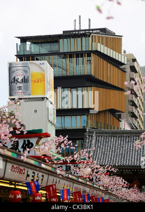 Asakusa Infomation Tourismuszentrum, Tokio, Japan. Architekt: Kengo Kuma, 2012. Gesamtansicht Sensoji Tempel Einkaufszentrum. Stockfoto