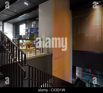 George Jenson Store, Tokio, Japan. Architekt: MPA Architekten, 2012. Blick Richtung obere Etage. Stockfoto