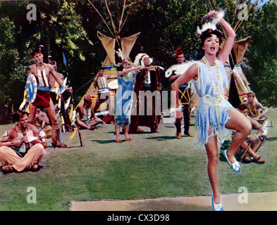 RALLY ROUND THE FLAG, BOYS (1958) JOAN COLLINS LEO MCCAREY (DIR) RRFL 007 MOVIESTORE SAMMLUNG LTD Stockfoto