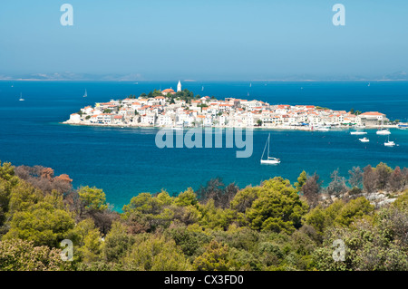 Kroatien. Fernblick auf Primosten Halbinsel Stockfoto