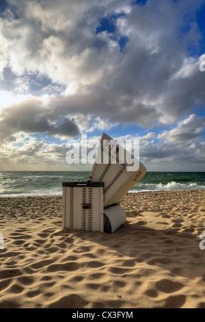 Strand Stuhl, Strand, Sonnenuntergang, Hoernum, Sylt, Schleswig-Holstein, Deutschland Stockfoto