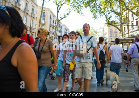 Barcelona-Menschen. Touristen, die Las Ramblas Barcelona Katalonien Spanien ES hinunter Stockfoto