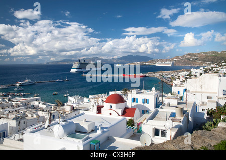 Kreuzfahrt Schiffe in einem Hafen an der Küste von Mykonos, Griechenland. Stockfoto