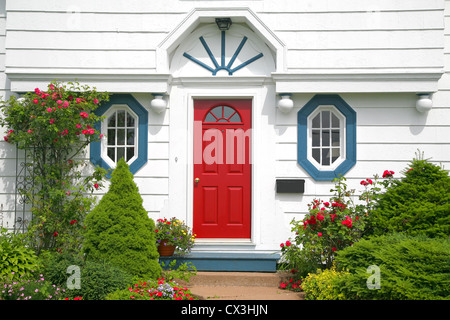 Eine helle rote Tür am Eingang eines Hauses. Stockfoto