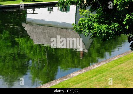 LockMaster des Hauses spiegelt sich in den Gewässern von Kingston Mühlen Lock, Kingston Mühlen, Ontario, Kanada Stockfoto