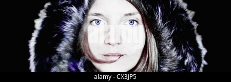 Junge Frau tragen pelzigen Kapuze, blaue Augen mit Herzen Stockfoto