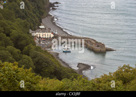 Clovelly Harbour angesehen von Klippen Stockfoto