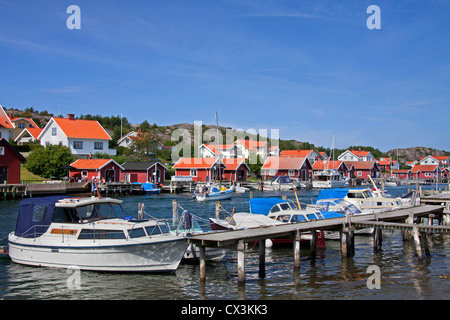 Roten Holzboot Hütten im Hafen von Hamburgsund, Bohuslän, Schweden Stockfoto