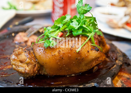 Gegrillte Eisbein mit schwarzem Pfeffer Stockfoto