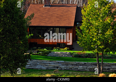 Heimgärten im frühen Frühling-Zedern und Gartenmauer, Greater Sudbury, Ontario, Kanada Stockfoto