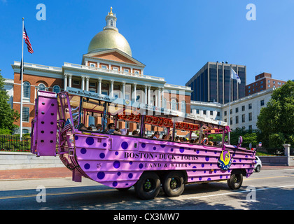 Boston Duck Tours amphibische Tour-Bus vor der Massachusetts State House, Beacon Street, Boston, Massachusetts, USA Stockfoto