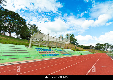 Stadion-Stühle und Laufstrecke in einen Sportplatz Stockfoto