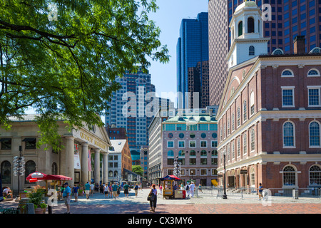 Quincy Market nach links und Faneuil Hall auf der rechten Seite, sowohl auf dem Freedom Trail in der historischen Innenstadt von Boston, Massachusetts, USA Stockfoto