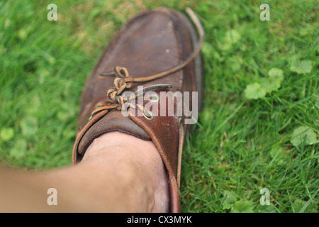 Mans linken Fuß im Schuh Bootsfahrer auf dem grünen Rasen Stockfoto