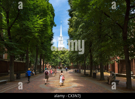 Zeigen Sie über Paul Revere Mall, die Old North Church auf den Freedom Trail, North End, Boston, Massachusetts, USA an Stockfoto