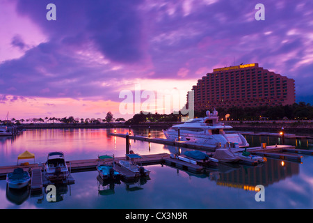 Yacht-Pier bei Sonnenuntergang in Hong Kong Stockfoto